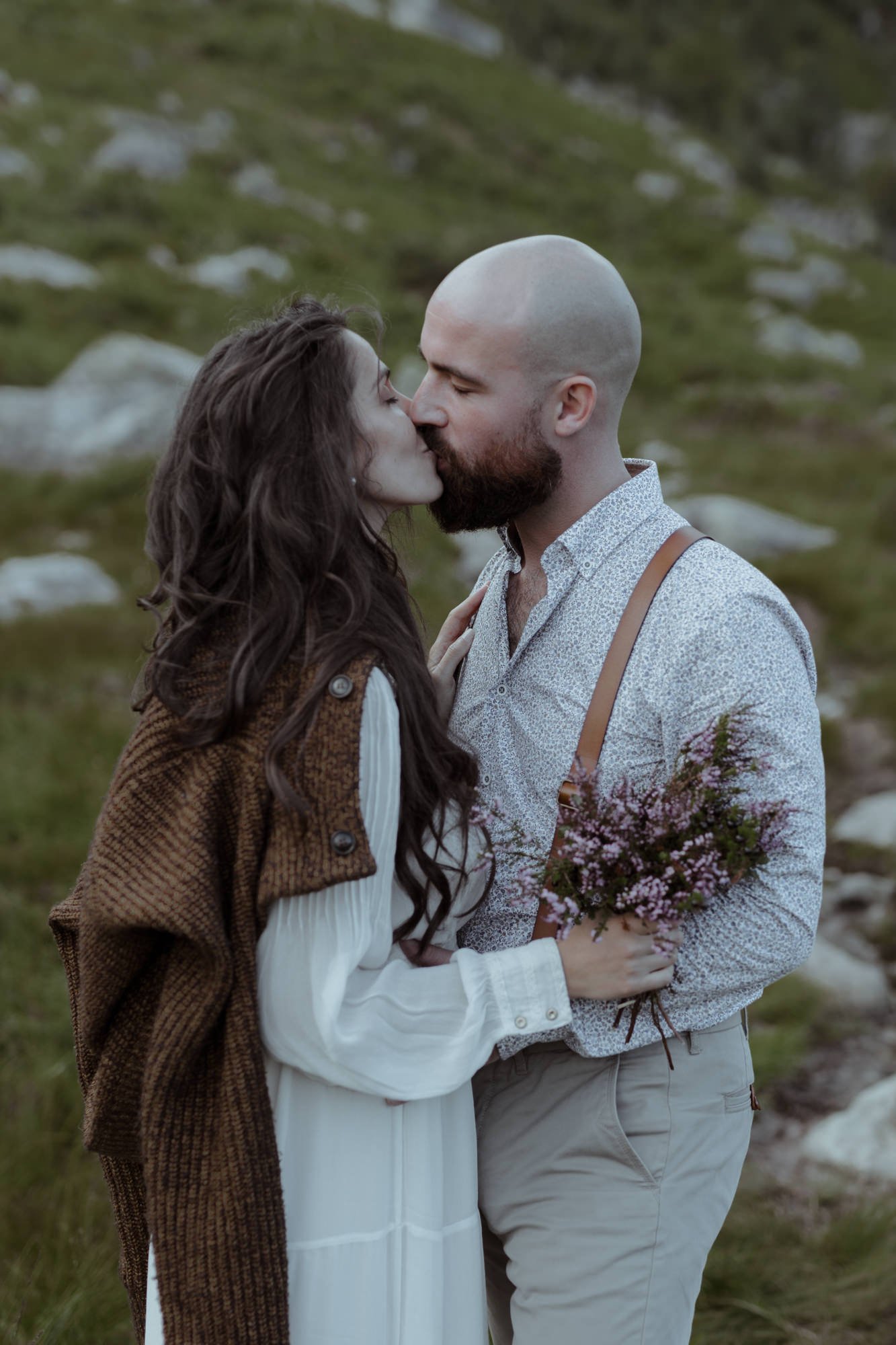 Couple qui s'embrasse dans les montages en norvège