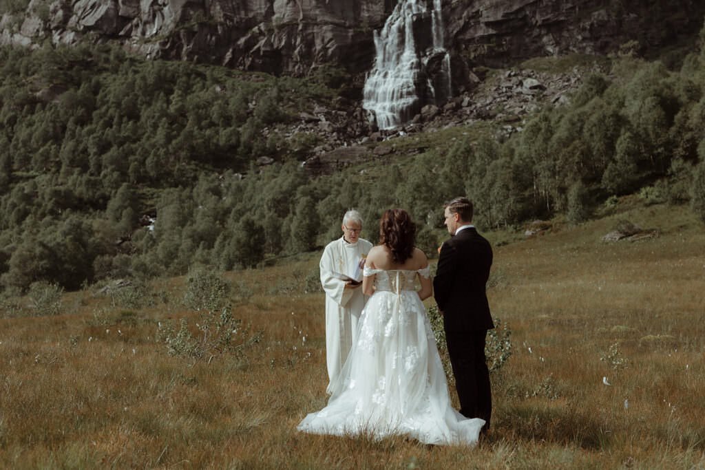 non traditional wedding in the norwegian mountains