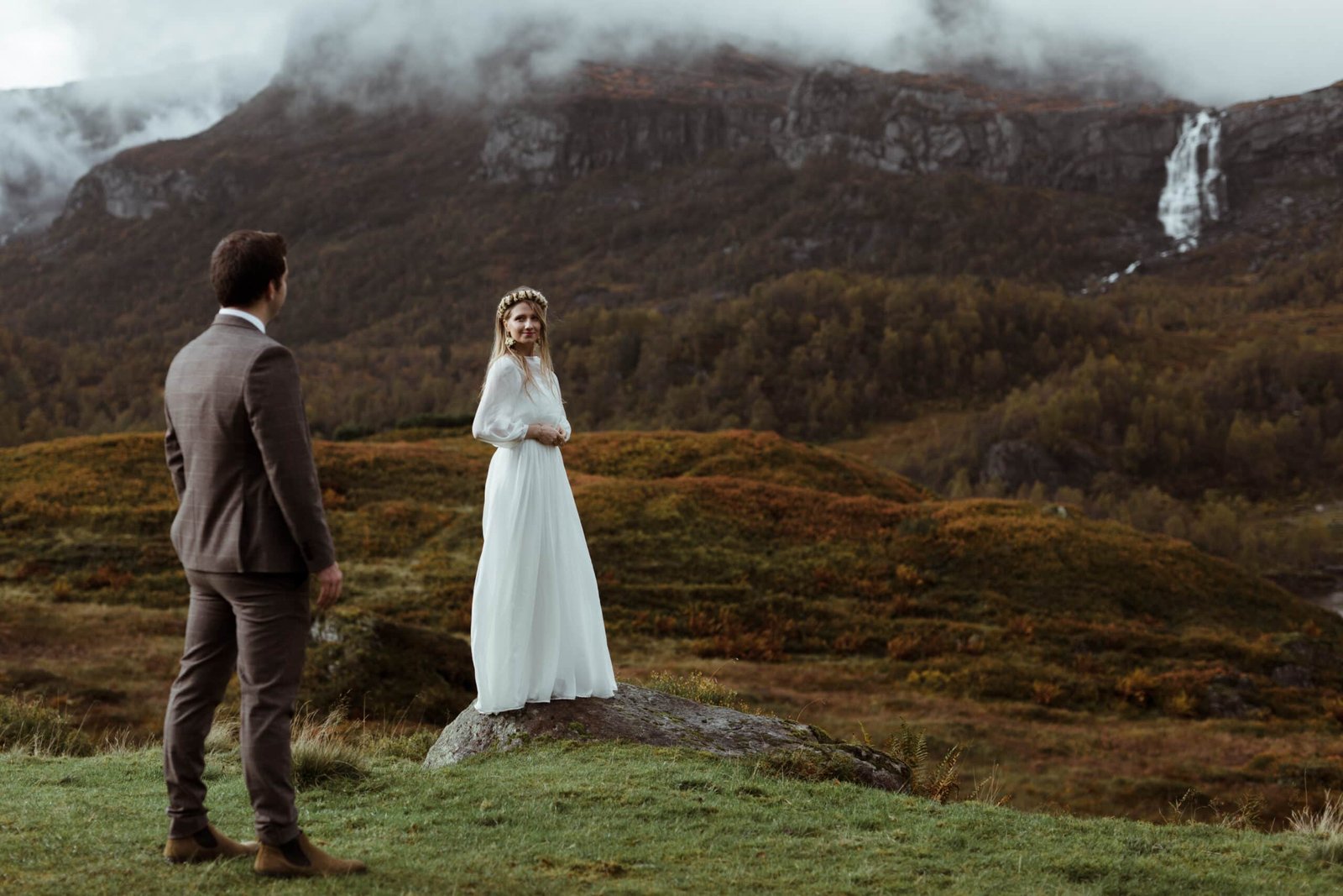 non traditional wedding with a couple in the mountains in norway